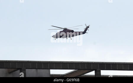Der Hubschrauber, der den Prinz von Wales trägt, kommt an Land, bevor er den Lindo-Flügel des St. Mary's Hospital in London besucht, um seinen neuen Enkel, Prinz George von Cambridge, zu treffen. Stockfoto