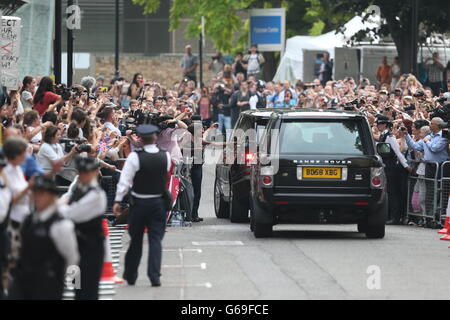 Der Herzog von Cambridge fährt ab (Frontwagen), als er und die Herzogin von Cambridge den Lindo-Flügel des St. Mary's Hospital in London verlassen. Stockfoto