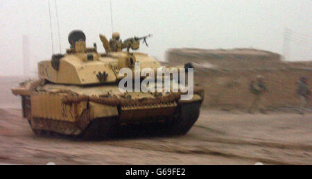 2. Royal Tank Battle Group greift Az Zubaya in der Nähe von Basra in den frühen Morgenstunden an. Stockfoto