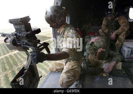 Ein britischer Soldat hält sich an seinen Helm, als er von der 33 Squadron Pumas aus einer operierenden Basis im Südirak medizinisch evakuiert wird, in ein Feldlazarett, um sich mit einer Beinverletzung zu befassen. Stockfoto