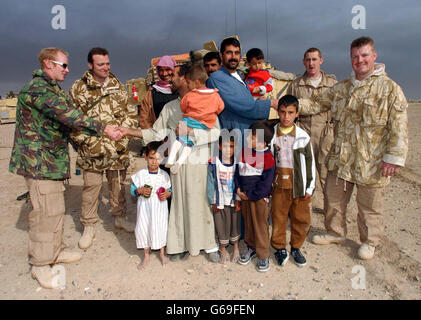 Soldaten des 2. Royal Tank Regiment werden von den Einheimischen in der Nähe von Basra, Irak, begrüßt. Stockfoto