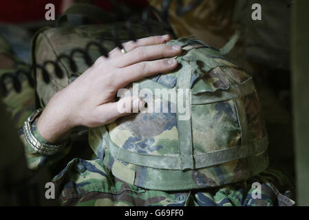 Ein britischer Soldat hält sich an seinen Helm, als er von der 33 Squadron Pumas aus einer operierenden Basis im Südirak medizinisch evakuiert wird, in ein Feldlazarett, um sich mit einer Beinverletzung zu befassen. Stockfoto