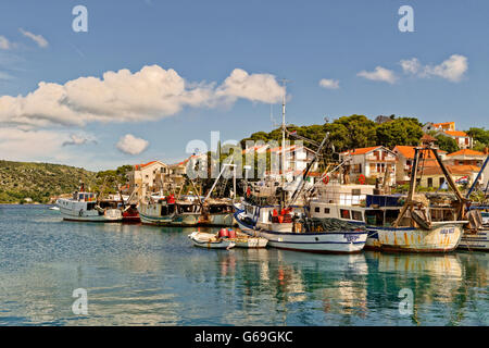 Angelboote/Fischerboote in Rogoznica Island, in der Nähe von Split, Dalmatien, Kroatien. Stockfoto