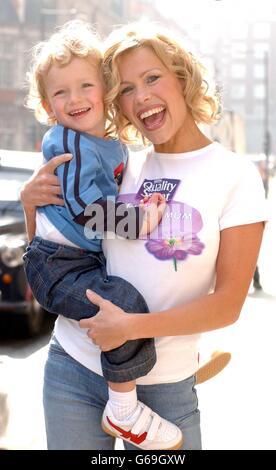 Model Melinda Messenger mit ihrem Sohn Morgan, zwei, während einer Fotoserie vor dem Grosvenor House Hotel in London, nachdem sie 2003 zum Quality Street Celebrity Mom of the Year ernannt wurde. Stockfoto