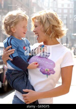 Model Melinda Messenger mit ihrem Sohn Morgan, zwei, während einer Fotoserie vor dem Grosvenor House Hotel in London, nachdem sie 2003 zum Quality Street Celebrity Mom of the Year ernannt wurde. Stockfoto