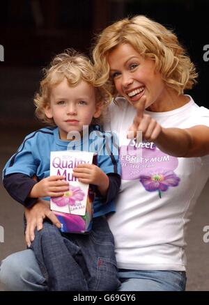 Model Melinda Messenger mit ihrem Sohn Morgan, zwei, während einer Fotoserie im Grosvenor House Hotel in London, nachdem sie 2003 zur Quality Street Celebrity Mom of the Year ernannt wurde. Stockfoto