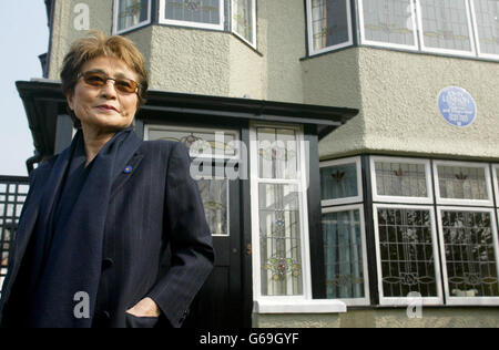 Yoko Ono, die Witwe des ehemaligen Beatle John Lennon, vor seinem Kinderheim „Mendips“ in Liverpool, das sie nach dem Tod ihres früheren Besitzers kaufte. Ono schenkte das Doppelhaus auf der Menlove Avenue dem National Trust und bat darum, es für die Öffentlichkeit zu erhalten. * das Haus wurde so restauriert, wie es ausgesehen hätte, als Lennon mit seiner Tante Mimi im Alter von fünf bis 23 Jahren dort lebte. Stockfoto
