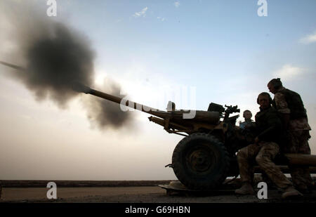 Britische Soldaten des Kommandoregiments Royal Artillery feuern 29 auf Ziele in Abu al Khasib, einer irakischen Militärhochburg außerhalb der Stadt Basra im Südirak, um einen Angriff der britischen Royal Marines auf das Gebiet zu unterstützen. Stockfoto