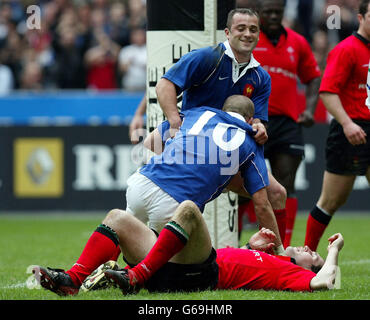 Thomas Castaignede gratuliert Frederic Michalak zum dritten Mal in Frankreich, als Wales Stephen Jones beim RBS 6 Nations Championship-Spiel im Stade de France besiegt wurde. Stockfoto