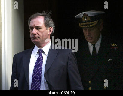 Verteidigungsminister Geoff Hoon (links) verlässt die Downing Street Nr. 10 in London mit dem Chef des Verteidigungsstabs, Admiral Sir Michael Boyce, nach einem Treffen im Kriegskabinett. Stockfoto