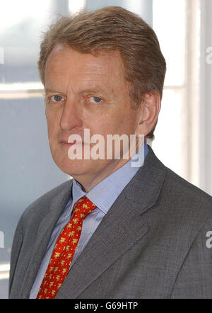 Sir Christopher Meyer im Büro der Press Complaints Commission in London, wo er seine neue Position als Vorsitzender übernahm. Der ehemalige britische Botschafter in den Vereinigten Staaten, der auch als Pressesprecher des ehemaligen Premierministers John Major tätig war, wird die Rolle in der Selbstregulierungsstelle der Zeitungen- und Zeitschriftenindustrie übernehmen. Stockfoto