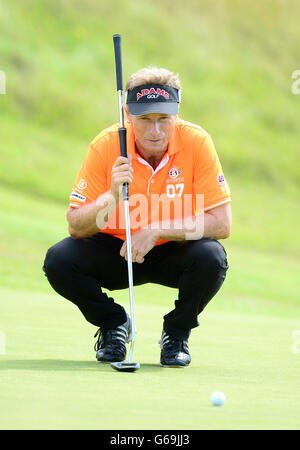 Der deutsche Bernhard langer stellt sich während der Senior Open Championship in Royal Birkdale, Southport, auf den 3. Green. Stockfoto