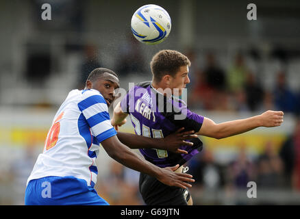Fußball - vor der Saison freundlich - Bristol Rovers V Reading - The Memorial Ground. Bristol Rovers' Pat Keary (rechts) und Gozie Ugwu von Reading kämpfen um den Ball Stockfoto