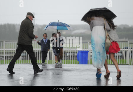 Pferderennen - 2013 Galway Summer Festival - Tag Vier - Galway Racecourse. Junge Rennfahrer genießen das schlechte Wetter am vierten Tag des Galway Summer Festival 2013 auf der Galway Racecourse, Ballybrit, Irland. Stockfoto