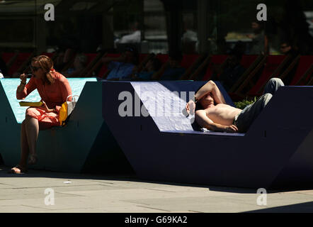 Menschen genießen das heiße Wetter auf der Southbank im Zentrum von London am ersten Tag des August. Stockfoto