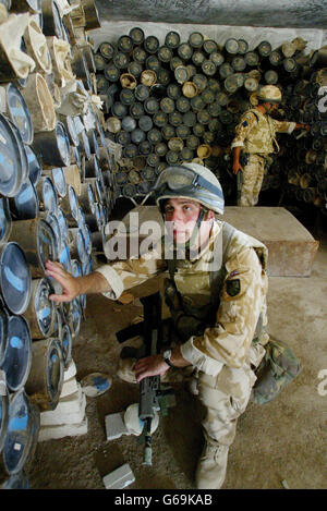 Ingenieure von 9 Squadron Königliche Ingenieure, die an das 1. Bataillon angeschlossen sind das Fallschirmjäger-Regiment untersuchen einen Vorrat an Artillerieanladungen, die in Ad Dayr, einem kleinen Dorf nördlich von Basra, Irak, entdeckt wurden. * in der Region werden regelmäßig große Munitionsdepots aufgedeckt und entsorgt. Stockfoto