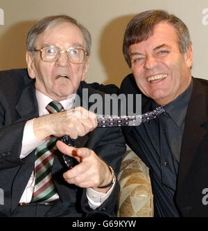 Der erfahrene Radiomoderjockey Alan 'Fluff' Freeman und Tony Blackburn während der Eröffnung der Hall of Fame der Radio Academy - wo sie beide geehrt wurden - im Shaw Theatre in London. * jedes Jahr ehrt die Radio Academy Stars für ihren Beitrag zur britischen Rundfunkbranche. Stockfoto