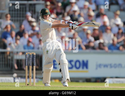 Der australische Batsman Steve Smith zieht den England-Bowler James Anderson vom 1. Ball mit dem 2. Neuen Ball für 4 Runs, am Tag eins von dem dritten Investec Ashes Testspiel im Old Trafford Cricket Ground, Manchester. Stockfoto
