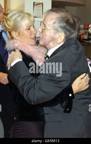 Alan 'Fluff' Freeman und Sarah Greene während der Eröffnung der Radio Academy Hall of Fame im Shaw Theatre in London. Jedes Jahr ehrt die Radio Academy Stars für ihren Beitrag zur britischen Rundfunkbranche. Stockfoto