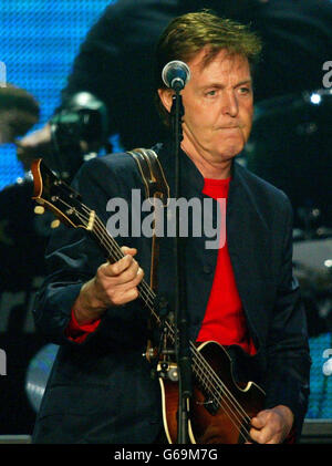 Sir Paul McCartney tritt auf der Bühne in der Manchester Evening News Arena während der UK Leg of His Back in the World Tour auf. Der ehemalige Beatle war gezwungen worden, ein früheres Datum in Sheffield abzusagen, nachdem er seine Stimme verloren hatte. Stockfoto