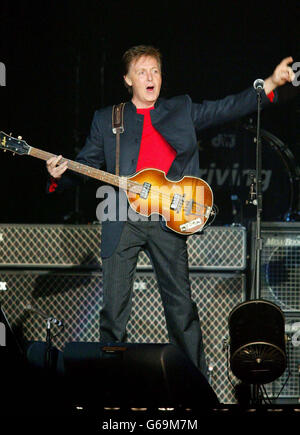 Sir Paul McCartney tritt auf der Bühne in der Manchester Evening News Arena während der UK Leg of His Back in the World Tour auf. Der ehemalige Beatle war gezwungen worden, ein früheres Datum in Sheffield abzusagen, nachdem er seine Stimme verloren hatte. Stockfoto