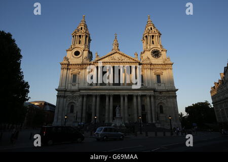 London bei Dämmerung. St Paul's Cathedral in London, wie in der Abenddämmerung gesehen. Stockfoto