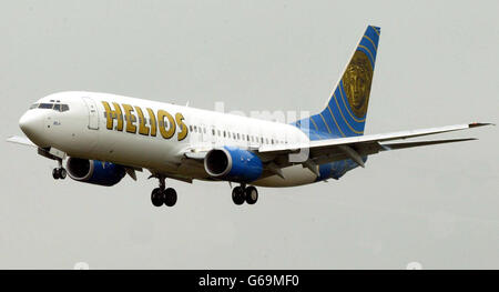 Eine Boeing 737 von Helios Airlines landet notfalls am Flughafen Stansted in Essex. Das Passagierflugzeug landete außerplanmäßig, nachdem es kurz nach dem Start vom Flughafen Luton „technische Schwierigkeiten“ hatte. Stockfoto