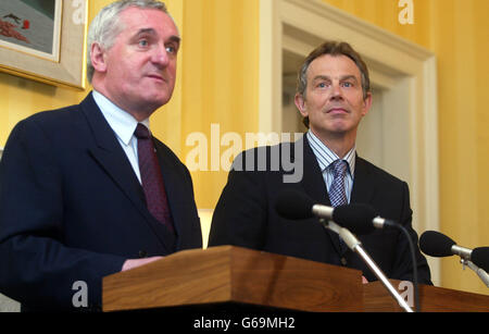 Der britische Premierminister Tony Blair (rechts) spricht nach Gesprächen mit dem irischen Premierminister Bertie Ahern (links) in der Downing Street Nr. 10 vor den Medien. Stockfoto