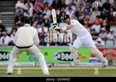 Der englische Schlagmann Kevin Pietersen fährt am dritten Tag des dritten Investec Ashes-Testspieles auf dem Old Trafford Cricket Ground, Manchester, am australischen Feldspieler Steve Smith vorbei, der sich von Spin Bowler Nathan Lyon absetzt. Stockfoto