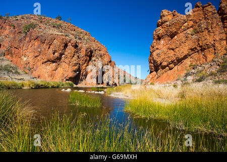 Eine Ansicht von Glen Helen Gorge an einem klaren Wintertag im Northern Territory, Australien Stockfoto