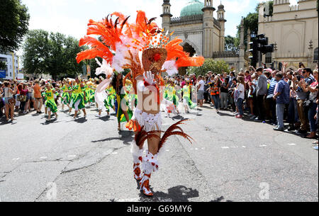 Nachtschwärmer nehmen an der Brighton Gay Pride Parade in Brighton Teil. DRÜCKEN SIE VERBANDSFOTO. Bilddatum: Samstag, 3. August 2013. Bildnachweis sollte lauten: Chris Radburn/PA Wire Stockfoto