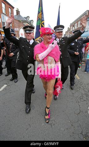 Nachtschwärmer nehmen an der Brighton Gay Pride Parade in Brighton Teil. Stockfoto