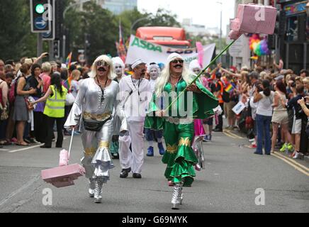 Nachtschwärmer nehmen an der Brighton Gay Pride Parade in Brighton Teil. Stockfoto