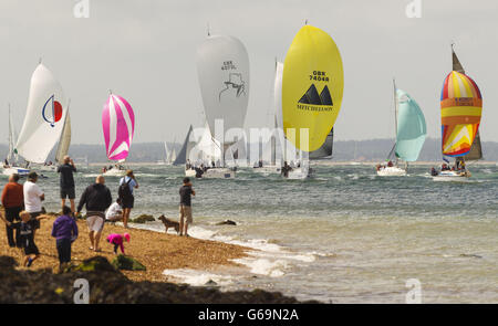 Segeln - Aberdeen Asset Management Cowes Week - Tag 1 - Isle of Wight. Zuschauer beobachten das Rennen von der Green in Cowes aus am ersten Tag der Aberdeen Asset Management Cowes Week, Isle of Wight. Stockfoto