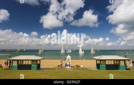 Segeln - Aberdeen Asset Management Cowes Week - Tag 1 - Isle of Wight. Zuschauer beobachten das Rennen von der Green in Cowes aus am ersten Tag der Aberdeen Asset Management Cowes Week, Isle of Wight. Stockfoto