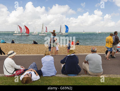 Segeln - Aberdeen Asset Management Cowes Week - Tag 1 - Isle of Wight. Zuschauer beobachten das Rennen von der Green in Cowes aus am ersten Tag der Aberdeen Asset Management Cowes Week, Isle of Wight. Stockfoto