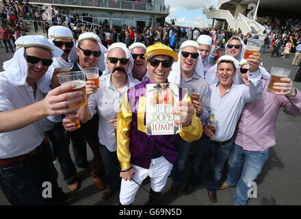 Pferderennen - 2013 Galway Summer Festival - Tag Sechs - Galway Racecourse. Rennsportfans am sechsten Tag des Galway Summer Festivals 2013 auf der Galway Racecourse, Ballybrit, Irland. Stockfoto