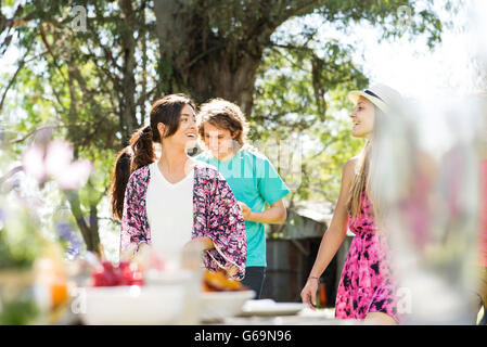 Freunde von Picknick-Tisch im Park rumhängen Stockfoto