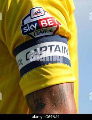 Eine Nahaufnahme des neuen Sky Bet-Sponsorings auf dem Arm des Kapitäns von Coventry City, Carl Baker, während des Sky Bet League One-Spiels im Broadfield Stadium, Crawley. Stockfoto