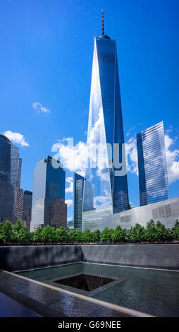 Das One World Trade Center, der Freedom Tower, aus dem Süden Pool des WTC in Manhattan gesehen Stockfoto