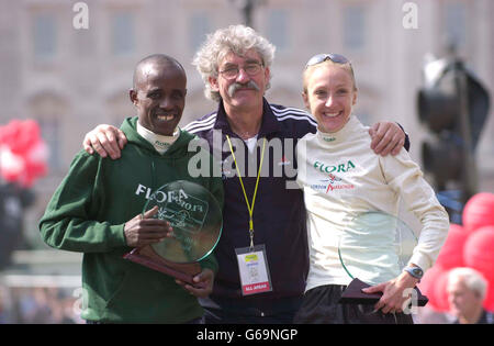 Paula Radcliffe, Siegerin des London Marathon Damenrennens mit David Bedford (Mitte) und amtierende Olympiasiegerin und Weltmeisterin Gezahegne Abera aus Äthiopien, die mit einer Zeit von knapp zwei Stunden und acht Minuten den Männertitel gewann. * die britische Laufass Paula Radcliffe war der Toast der Briten, nachdem sie den Weltrekord beim 23. London Marathon um mehr als drei Minuten zertrümmert hatte. Die schnellste Frau der Welt gewann das zweite Jahr in einer offiziellen Zeit von zwei Stunden, 15 Minuten, 25 Sekunden. 5/10/03: Herr Bedford bittet um Entschädigung von dem Unternehmen hinter dem 118 Stockfoto