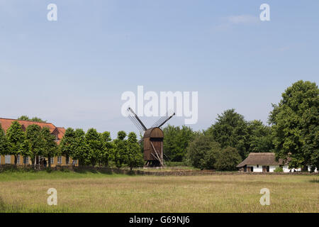 Lyngby, Dänemark - 23. Juni 2016: Eine historische Windmühle im Frilands Museum. Stockfoto