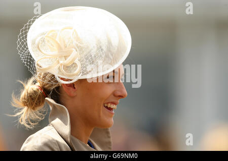 Pferderennen - 2013 Glorious Goodwood Festival - Tag Fünf - Goodwood Racecourse. Rennfahrer am fünften Tag des glorreichen Goodwood Festivals 2013 auf der Goodwood Racecourse Stockfoto