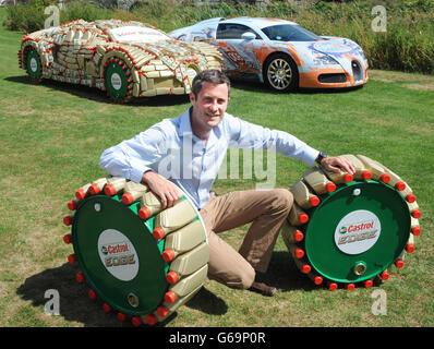 : Lord Pembroke, Mitbegründer des Wilton Classic and Supercars (WCS), steht neben seinem Bugatti Veyron und einer originalgetreuen Nachbildung dieses Wagens aus über 400 Castrol EDGE Flaschen und Fässern, Im Wilton House in Salisbury, um die 2013 Wilton Classic und Supercars mit Castrol EDGE zu feiern, die heute stattfinden. Stockfoto