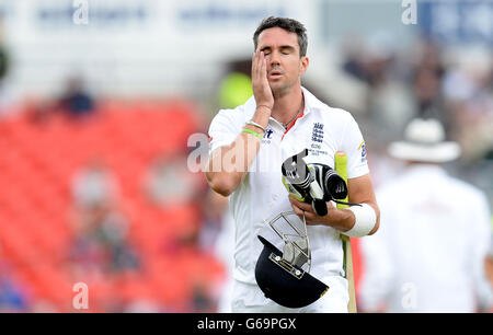 Der englische Kevin Pietersen verlässt das Spielfeld, nachdem er am fünften Tag des dritten Investec Ashes-Testmatches im Old Trafford Cricket Ground, Manchester, vom Schiedsrichter Tony Hill ausgegebenen wurde. Stockfoto