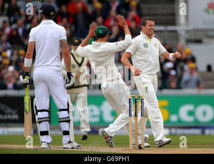 Der Australier Peter Siddle feiert, nachdem er am fünften Tag des dritten Investec Ashes-Testmatches im Old Trafford Cricket Ground in Manchester das Wicket von Englands Kevin Pietersen für 8 Stunden genommen hat. Stockfoto