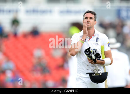 Cricket - Dritter Investec Ashes Test - Tag fünf - England gegen Australien - Old Trafford. Der englische Kevin Pietersen verlässt das Spielfeld, nachdem er vom Schiedsrichter Tony Hill ausgegebenen wurde Stockfoto