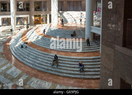 Wintergarten-Atrium im Inneren Brookfield Place an der North Cove Marina in Lower Manhattan Stockfoto