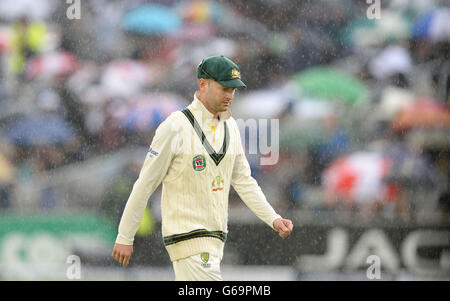 Der Australier Michael Clarke verlässt das Spielfeld, während am fünften Tag des dritten Investec Ashes-Testspiels im Old Trafford Cricket Ground in Manchester der Regen aufhört zu spielen. Stockfoto