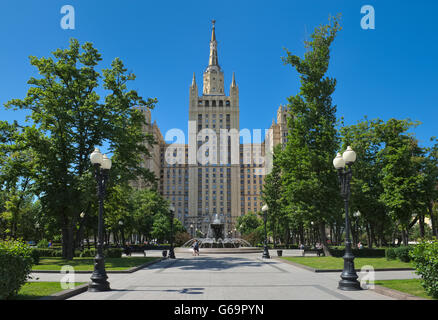 Moskau, Ansicht einer der stalinistischen Wolkenkratzer bekannt als die Kudrinskaya Square Building, erbaut im Jahre 1948-195 Stockfoto